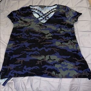 camo T-shirt with v-cut neckline decorativehashing